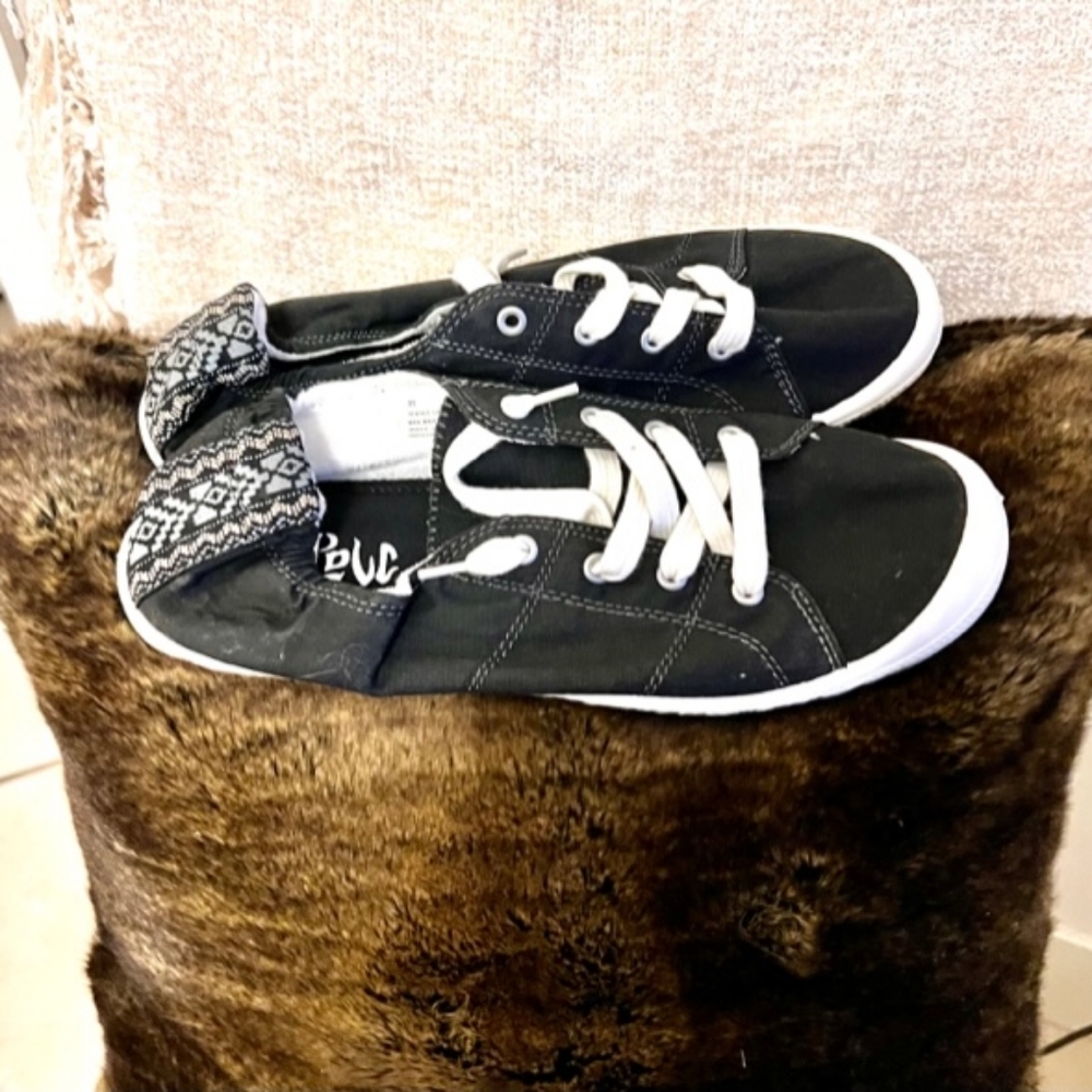 women's sports shoes sold by card size 11